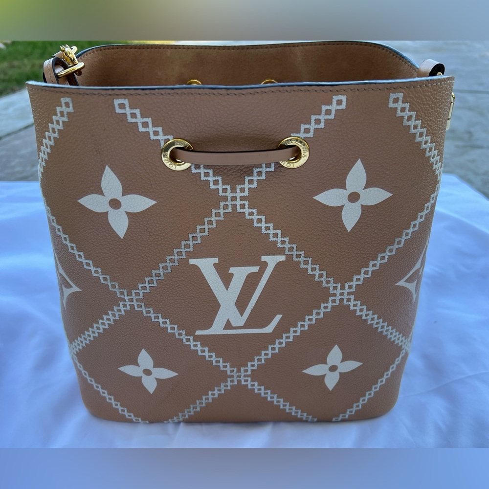 Louis Vuitton Empreinte Monogram Giant Broderies Neonoe MM Bucket Bag Arizona